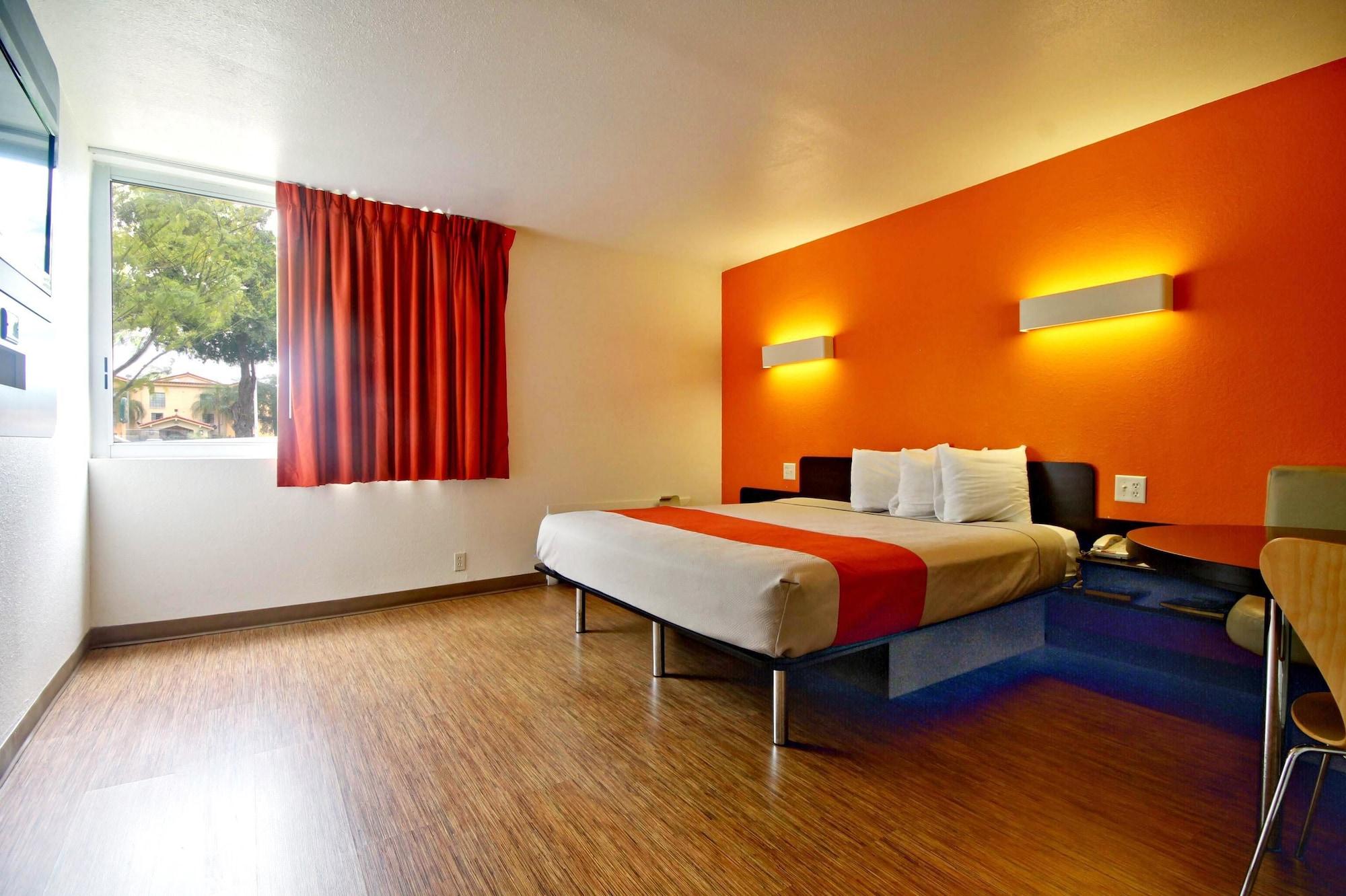 Motel 6-Miami, Fl Дорел Экстерьер фото